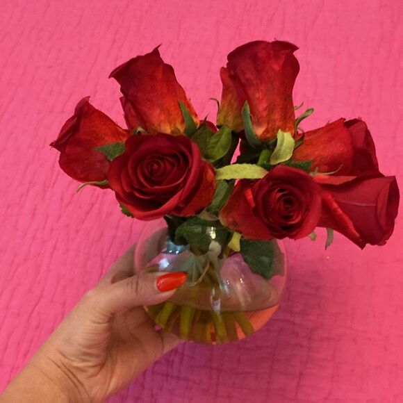 Elegant Red Rose Bouquet in Glass Vase - Picture 6 of 7